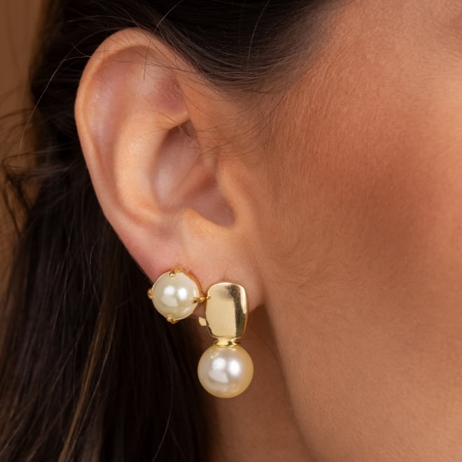 BR-01115 BRINCO BANHADO A OURO 18K COM DETALHE EM PÉROLA CLÁSSICA
