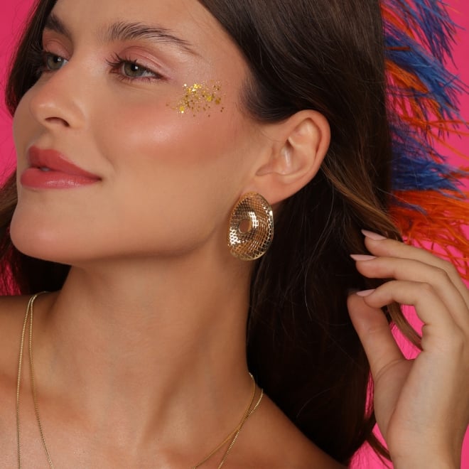 BR-02263 BRINCO BANHADO A OURO 18K COM DESIGN ORGÂNICO VAZADO