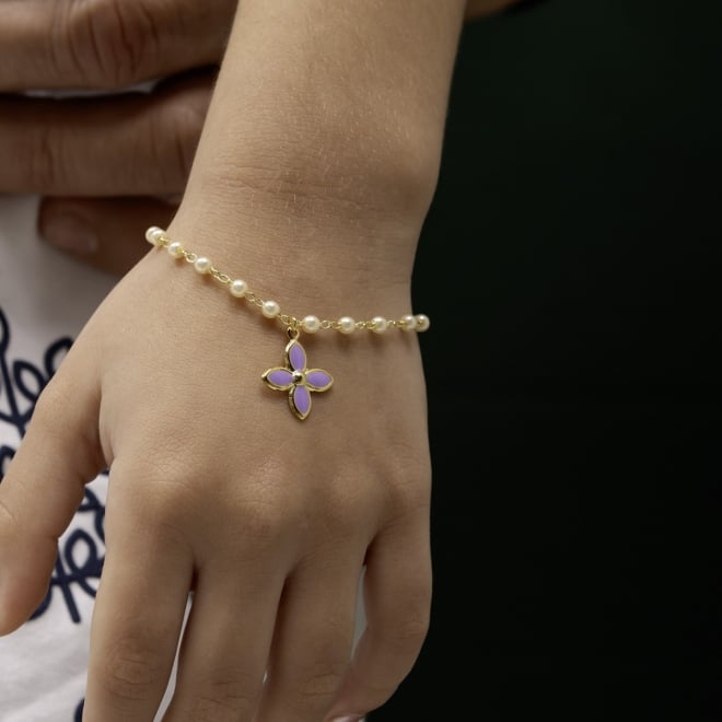 PI-00104 PULSEIRA COM DETALHES EM PÉROLAS E PINGENTE DE FLOR COLORIDA