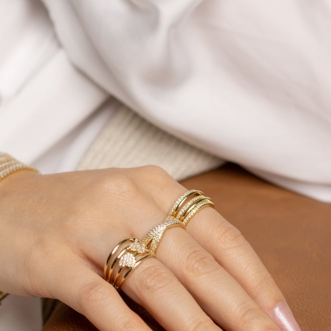 AN-01920 ANEL BANHADO A OURO 18K COM DESIGN EM TRÊS AROS E DETALHES EM CORAÇÕES