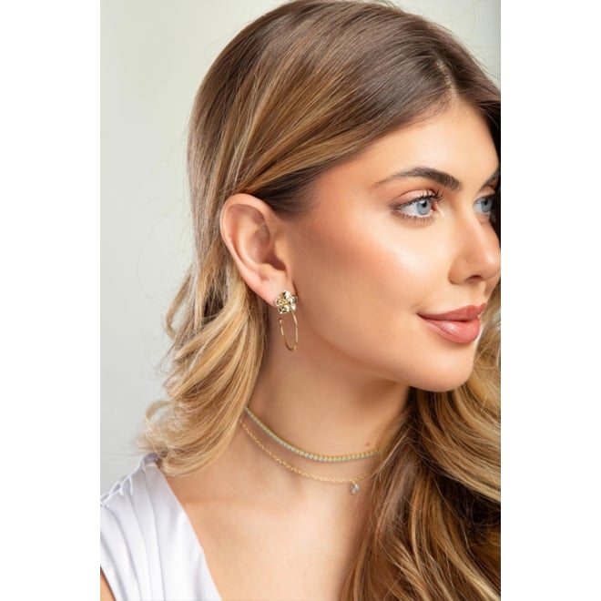 AGL-00135 BRINCO BANHADO A OURO 18K EM FORMATO DE ARGOLA FINA COM FLOR DELICADA