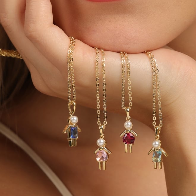 GR-01743 COLAR BANHADO A OURO 18K COM PINGENTE DE MENINA COM DETALHE EM ZIRCÔNIA E PÉROLA
