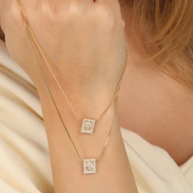 ES-0029 ESCAPULÁRIO BANHADO A OURO 18K COM CORRENTE VENEZIANA E PINGENTES EM FORMATO RETANGULAR COM CRUZ
