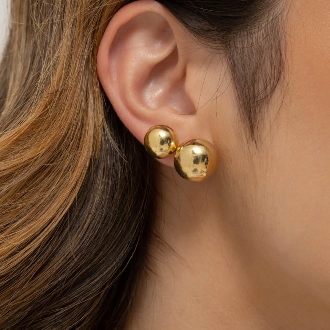 BR-03161 BRINCO BANHADO A OURO 18K DE ESFERA LISA COM ACABAMENTO POLIDO
