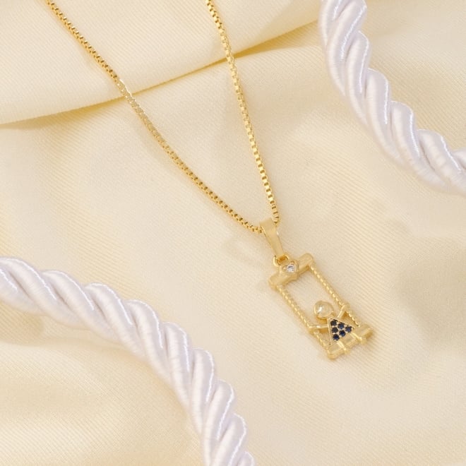GR-00913 COLAR BANHADO A OURO 18K COM PINGENTE DE MENINO NO BALANÇO EM ZIRCÔNIAS
