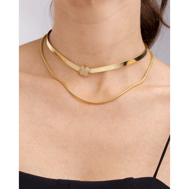 CJ-00215 CONJUNTO BANHADO A OURO 18K COM DESIGN RÍGIDO E DETALHE CENTRAL CRAVEJADO EM ZIRCÔNIAS