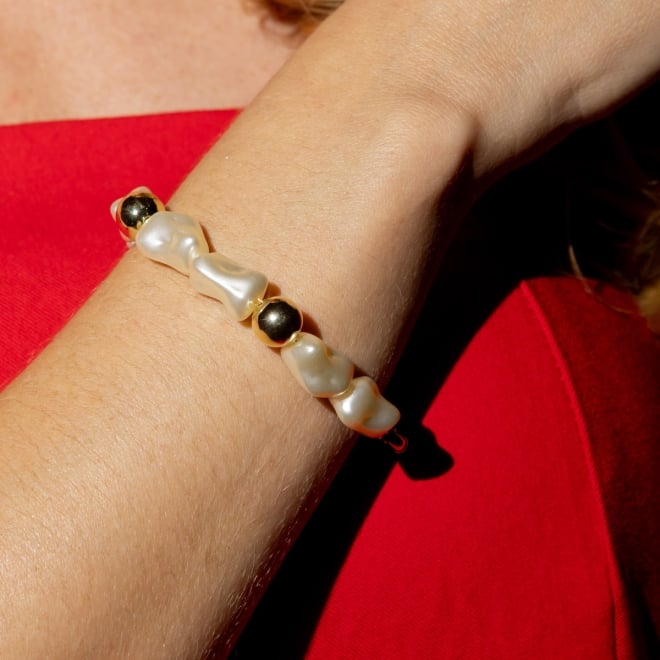 PU-00951 PULSEIRA BANHADA A OURO 18K COM DETALHES EM PÉROLAS IRREGULARES E ESFERAS