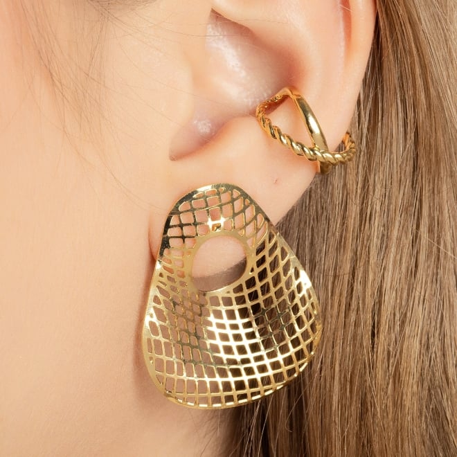 BR-02262 BRINCO BANHADO A OURO 18K COM DESIGN ORGÂNICO VAZADO