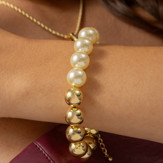 PU-00752 PULSEIRA COM PÉROLAS BRANCAS E ESFERAS DOURADAS