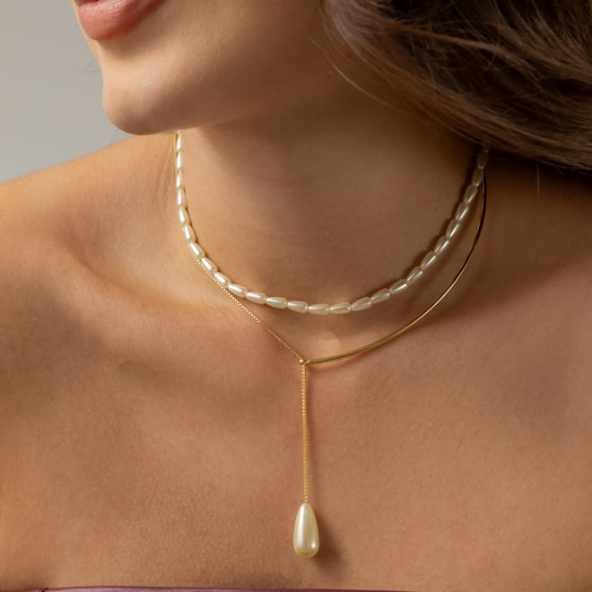 GR-01857 COLAR COM DESIGN MODERNO E PINGENTE EM PÉROLA FORMATO DE GOTA 