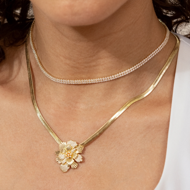 CJX-00155 CONJUNTO EM FORMATO DE FLOR EM ZIRCÔNIAS E DETALHES TEXTURIZADOS