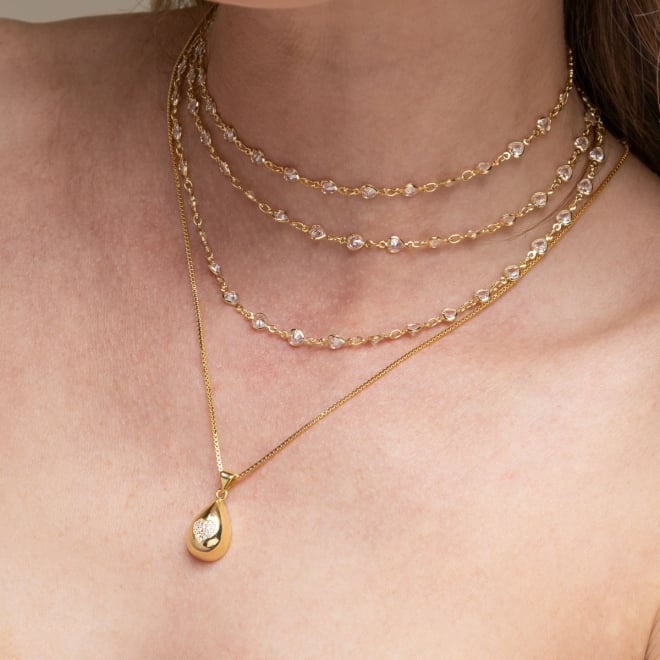 CX-0014 CHOKER BANHADA A OURO 18K COM CORRENTE DELICADA E PINGENTES DE CORAÇÃO COM ZIRCÔNIAS.