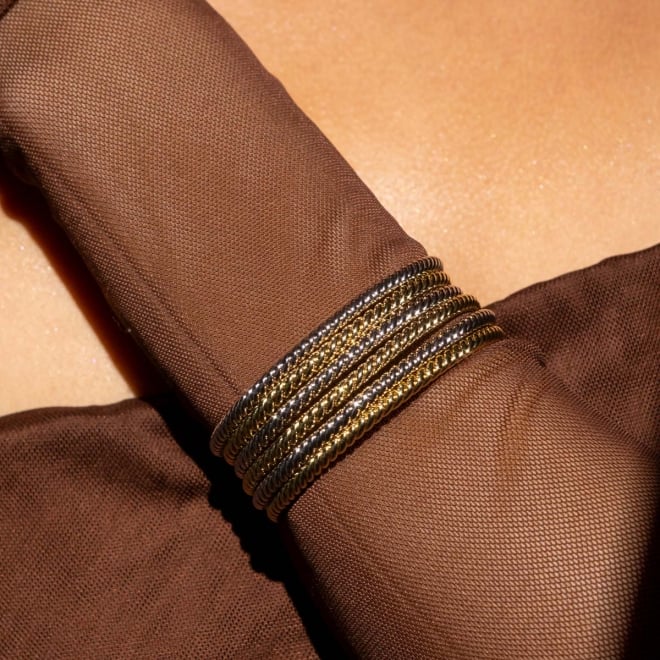 BL-00062 BRACELETE BANHADO A OURO 18K COM DESIGN TORCIDO E FORMATO ABERTO