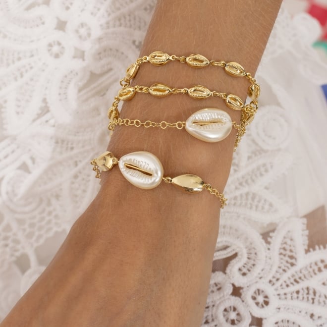 PU-00499 PULSEIRA COM DETALHES DE BÚZIOS INTERLIGADOS