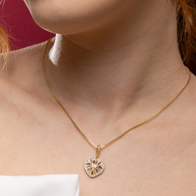 CJX-00053 CONJUNTO BANHADO A OURO 18K COM PINGENTE E BRINCOS EM FORMATO DE CORAÇÃO