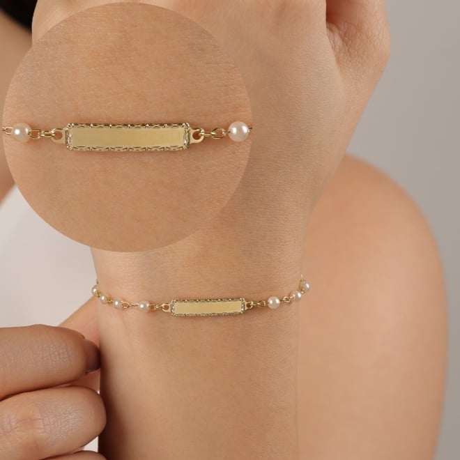 KPI-0112 KIT COM 3 PULSEIRAS INFANTIS BANHADAS A OURO 18K COM PÉROLAS DELICADAS E PLAQUINHA LISA