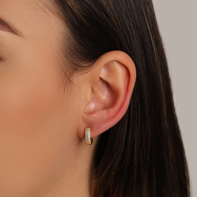 OUTAC-0026 BRINCO BANHADO A OURO 18K EM FORMATO DE ARGOLA EM ZIRCÔNIAS