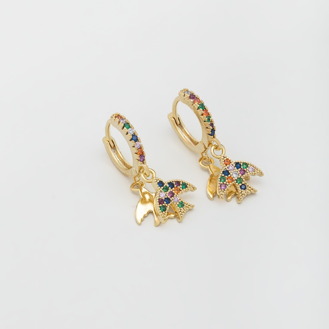 OUTAC-0412 BRINCO ARGOLINHA ARTICULADA BANHADO A OURO 18K, COM DOIS PINGENTES DE ESPÍRITO SANTO — UM CRAVEJADO EM ZIRCÔNIAS E OUTRO LISO