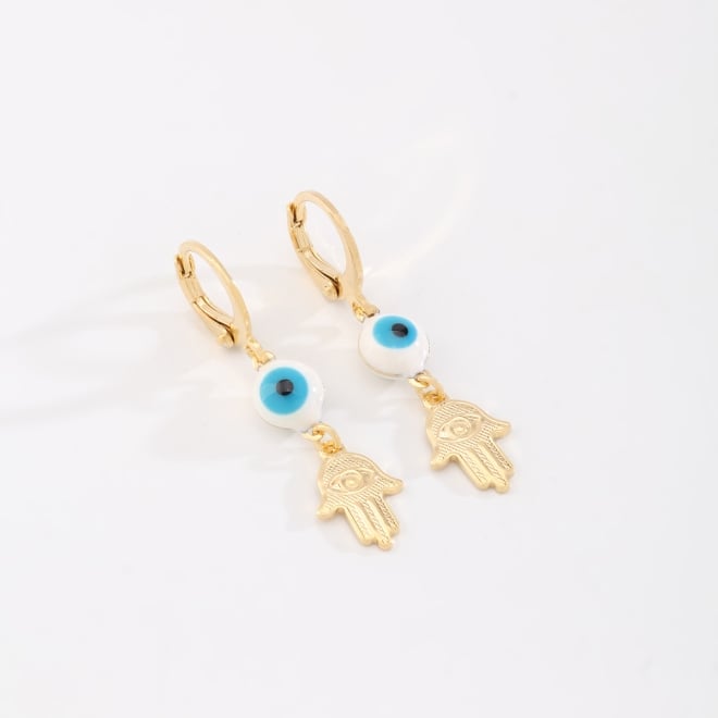 OUTAQ-00110 BRINCO BANHADO A OURO 18K COM PINGENTE DE OLHO GREGO E MÃO DE FÁTIMA