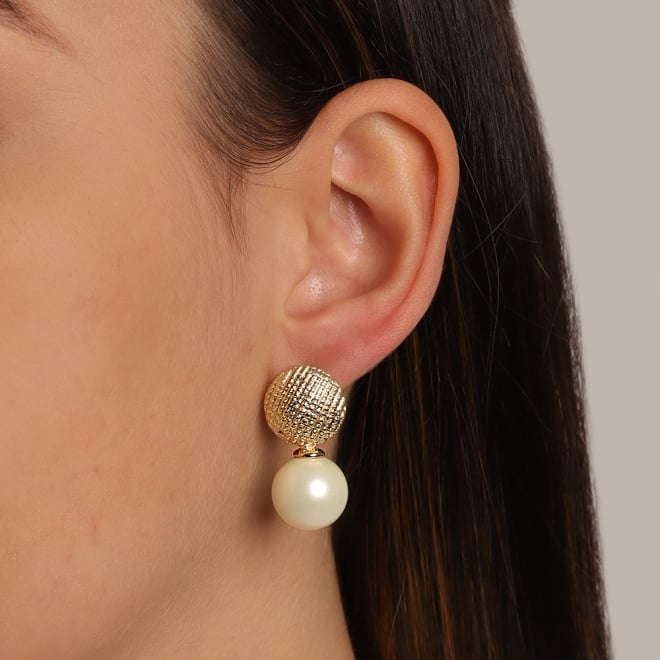 OUTB-14520 BRINCO BANHADO A OURO 18K COM ESFERA TEXTURIZADA E PÉROLA CLÁSSICA