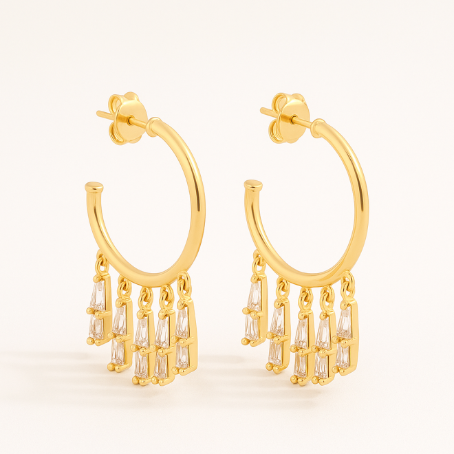 OUTB-14852 BRINCO BANHADO A OURO 18K EM FORMATO DE ARGOLA COM PINGENTES EM ZIRCÔNIAS