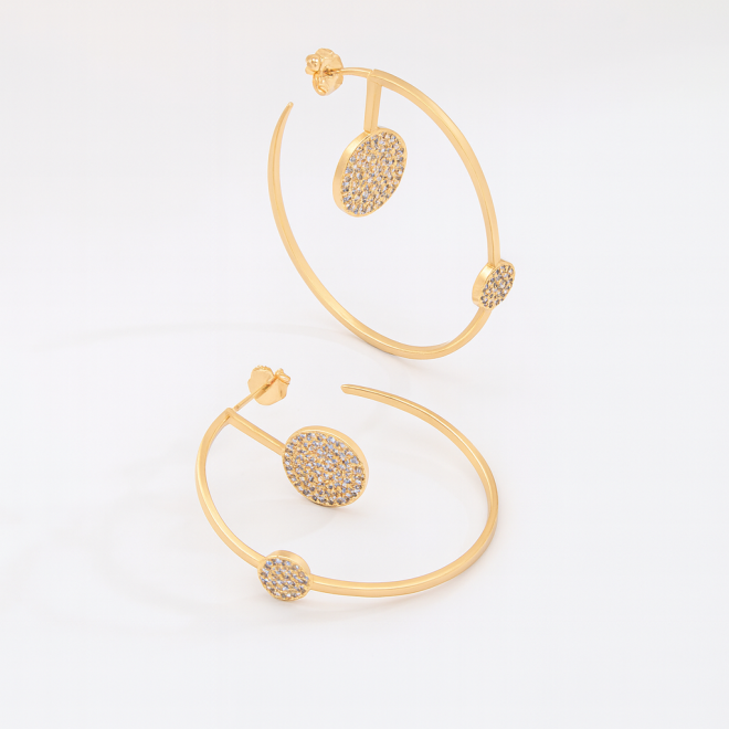 OUTB-15389 BRINCO ARGOLA BANHADO A OURO 18K COM DOIS PONTOS EM ZIRCÔNIAS