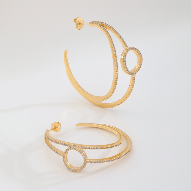 OUTB-15423 BRINCO ARGOLA BANHADO A OURO 18K COM DETALHE EM CÍRCULO EM ZIRCÔNIAS