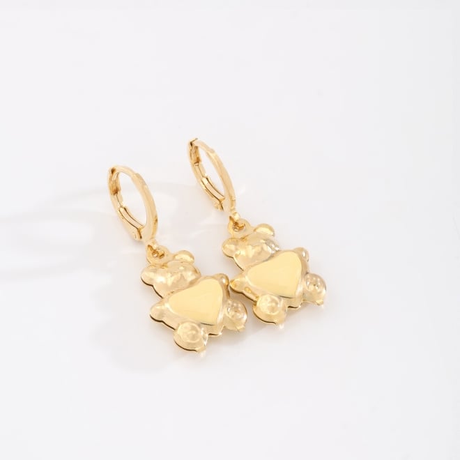 OUTB-15915 BRINCO BANHADO A OURO 18K EM FORMATO DE URSINHO COM DETALHE DE CORAÇÃO ESMALTADO