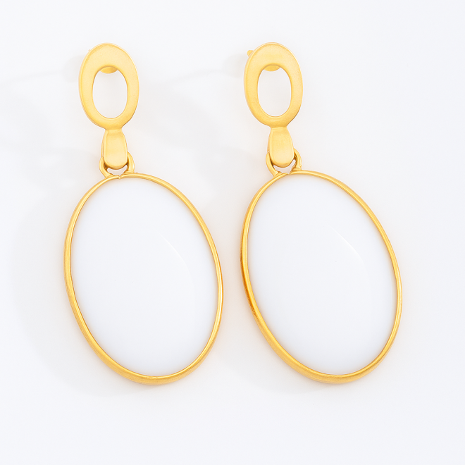 OUTBG-0476 BRINCO BANHADO A OURO 18K EM FORMATO OVAL COM PEDRA NATURAL
