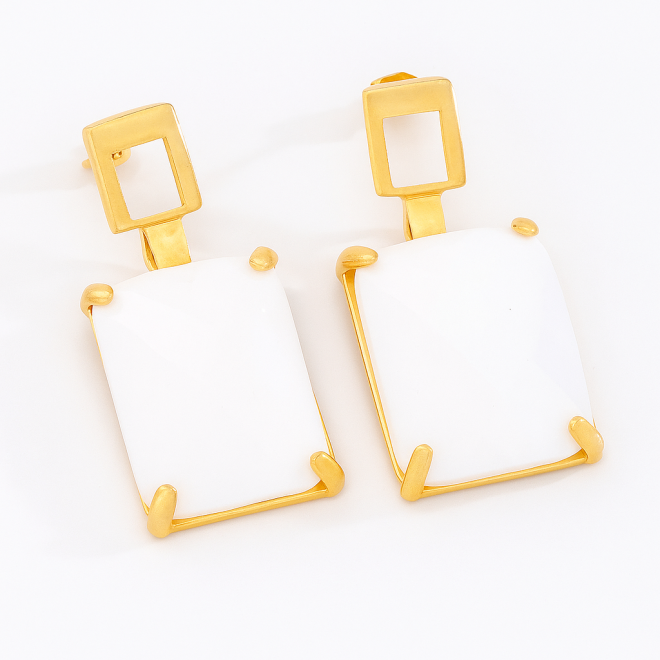 OUTBG-0730 BRINCO BANHADO A OURO 18K COM PEDRA NATURAL BRANCA EM FORMATO RETANGULAR