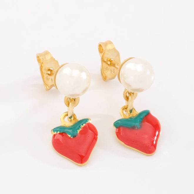 OUTBI-00038 BRINCO BANHADO A OURO 18K COM BASE EM PÉROLA E PINGENTE DE MORANGO ESMALTADO