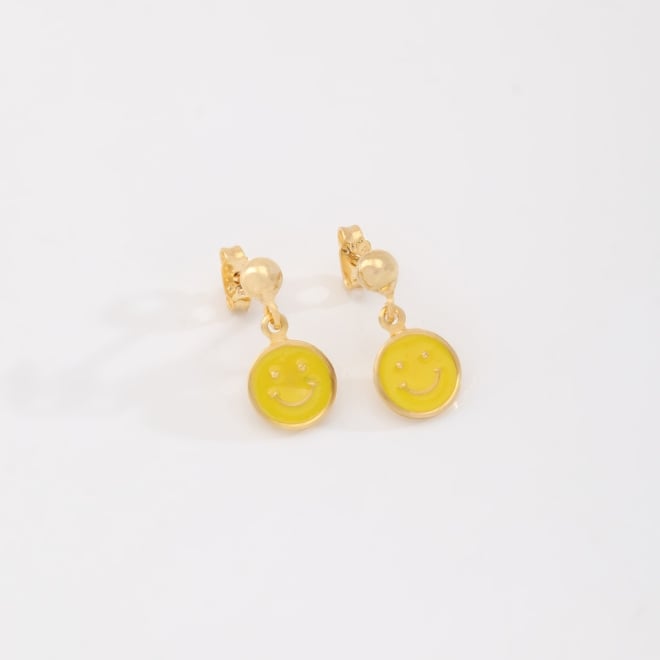 OUTBI-0056 BRINCO BANHADO A OURO 18K COM PINGENTE SMILEY EM RESINA AMARELA