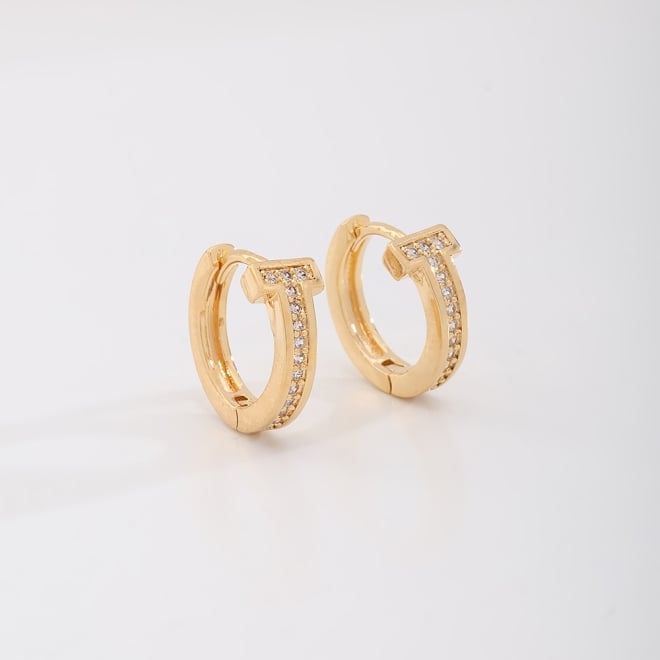 OUTBT-0636 BRINCO BANHADO A OURO 18K EM FORMATO DE ARGOLA ARTICULADA COM DETALHE EM “T”