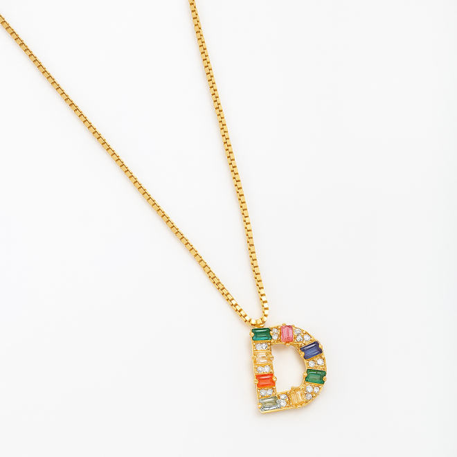 OUTG-5486 COLAR BANHADO A OURO 18K COM PINGENTE DE LETRA EM ZIRCÔNIAS COLORIDAS