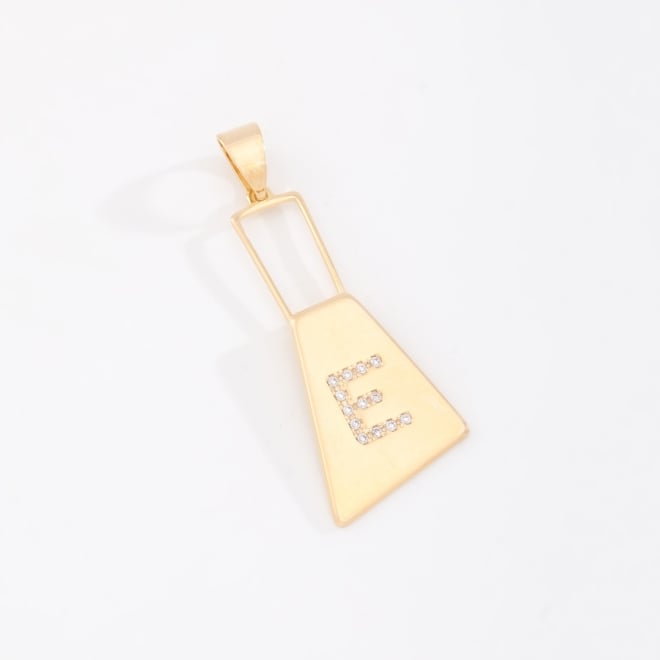 OUTPG-00042 PINGENTE BANHADO A OURO 18K COM LETRA EM ZIRCÔNIAS