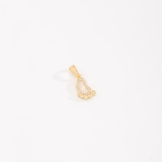 OUTPG-00177 PINGENTE BANHADO A OURO 18K EM FORMATO DE PÉ CRAVEJADO EM ZIRCÔNIAS
