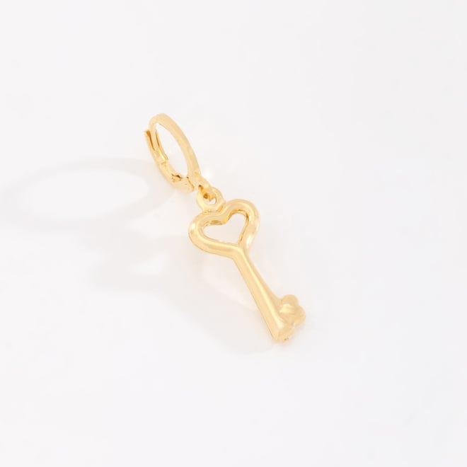 OUTPG-0823 PINGENTE BANHADO A OURO 18K EM FORMATO DE CHAVE COM DETALHE DE CORAÇÃO