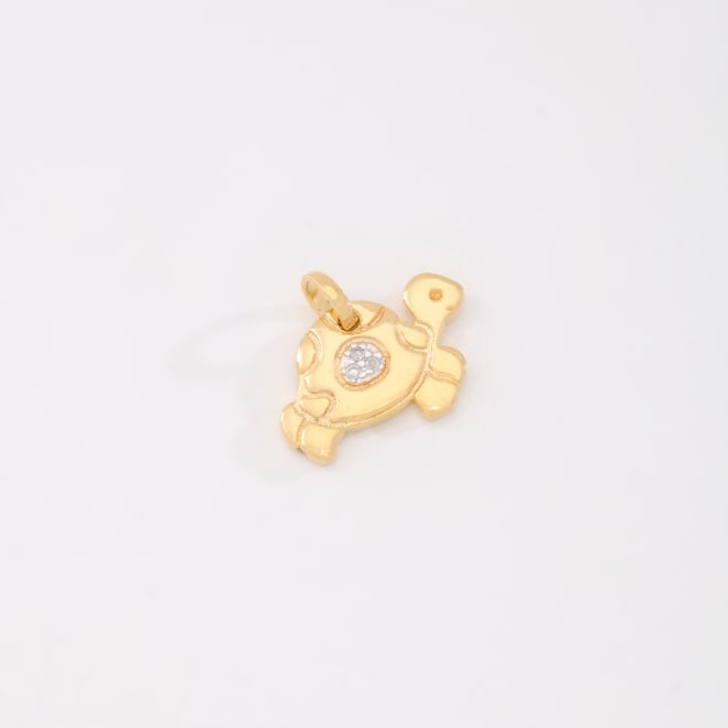 OUTPGR-0173 PINGENTE BANHADO A OURO 18K EM FORMATO DE TARTARUGA COM DETALHE CRAVEJADO EM ZIRCÔNIA