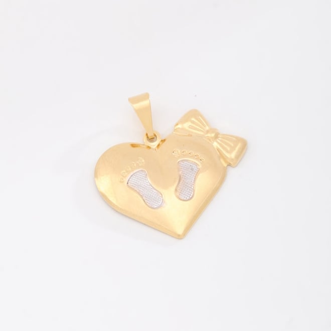 OUTPGR-0619 PINGENTE BANHADO A OURO 18K EM FORMATO DE CORAÇÃO COM DETALHE DE PEGADAS E LAÇO