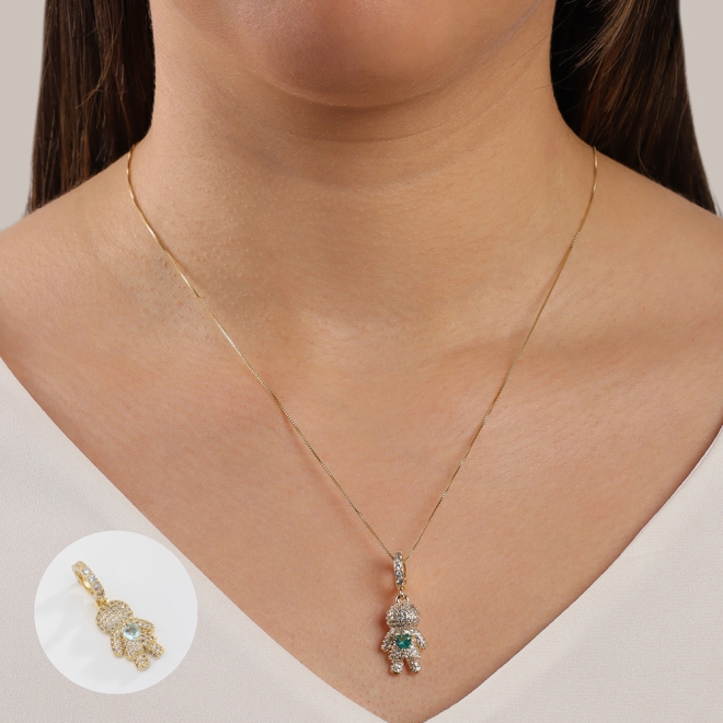 PG-00085 PINGENTE BANHADO A OURO 18K DE MENINO COM CORAÇÃO CRAVEJADO.