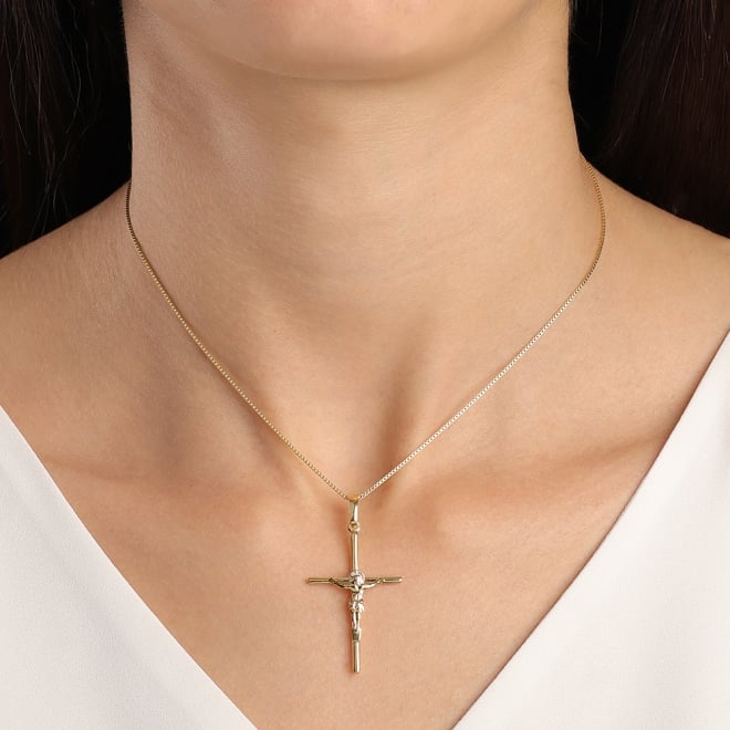PG-00137 PINGENTE BANHADO A OURO 18K EM FORMATO DE CRUCIFIXO COM CRISTO