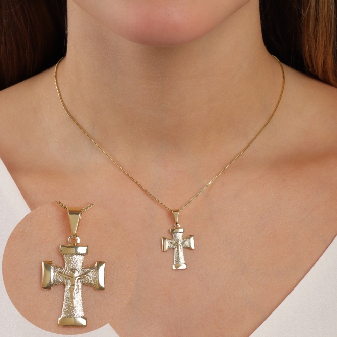 PG-00208 PINGENTE BANHADO A OURO 18K EM FORMATO DE CRUZ COM DETALHE DO CRUCIFICADO EM ALTO-RELEVO
