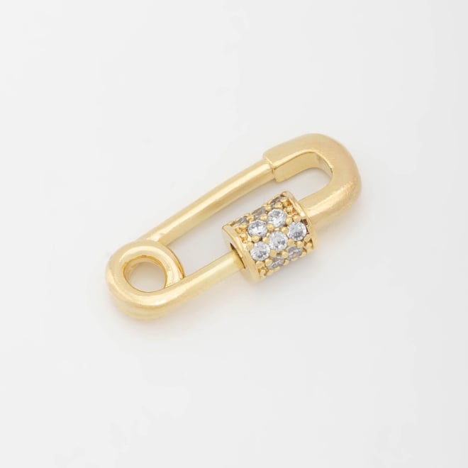 OUTPG-0866 PINGENTE BANHADO A OURO 18K EM FORMATO DE ALFINETE