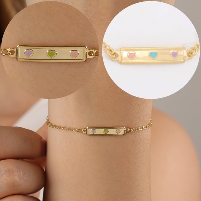 PI-00111 PULSEIRA INFANTIL BANHADA A OURO 18K COM CHAPA RETANGULAR E DETALHES EM CORAÇÕES COLORIDOS