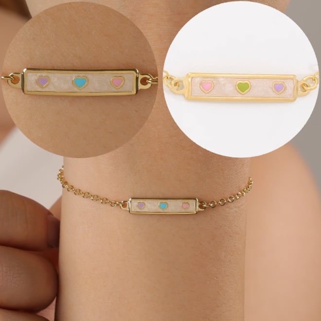 PI-00113 PULSEIRA INFANTIL BANHADA A OURO 18K DETALHE RETANGULAR E CORAÇÕES 