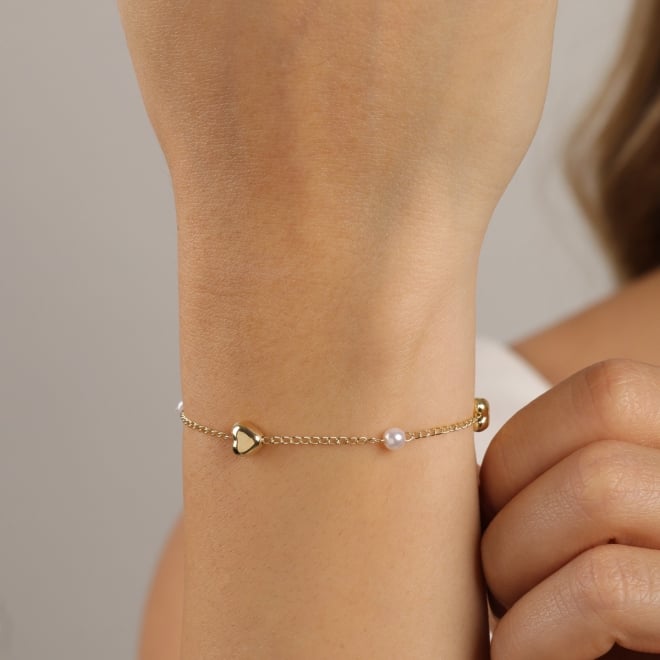 PI-00116 PULSEIRA INFANTIL BANHADA A OURO 18K COM DETALHES EM CORAÇÃO E PÉROLAS