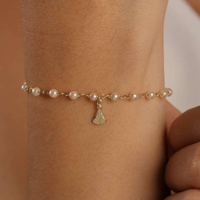 PI-00121-PULSEIRA INFANTIL COM DETALHES EM PÉROLAS E PINGENTE DE NOSSA SENHORA APARECIDA