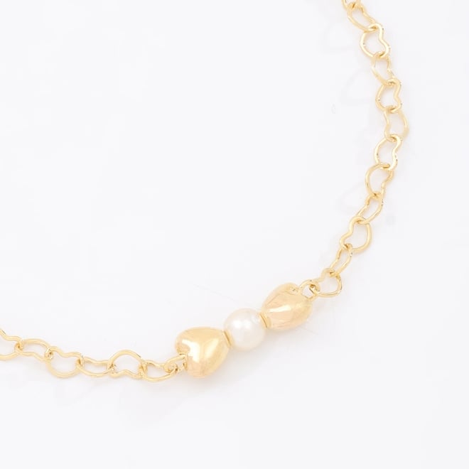 PU-00036-PULSEIRA BANHADA A OURO 18K COM ELOS EM FORMATO DE CORAÇÃO E DETALHE EM PÉROLA