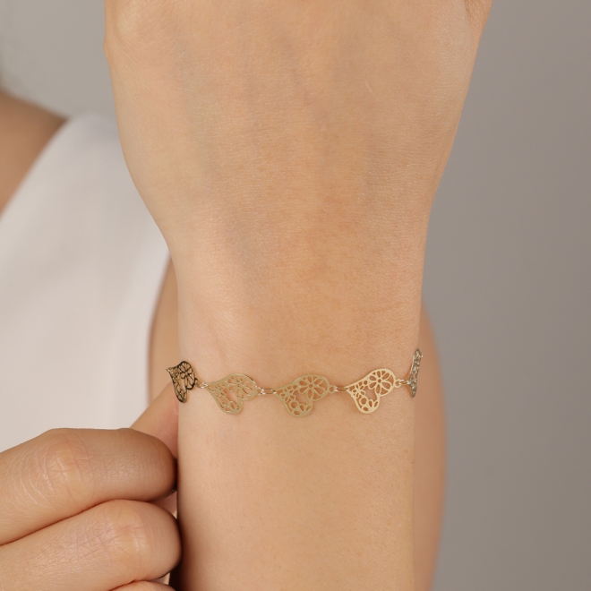 PU-00136 PULSEIRA BANHADA A OURO 18K COM CORA&Ccedil;&Otilde;ES VAZADOS E DETALHES DELICADOS.