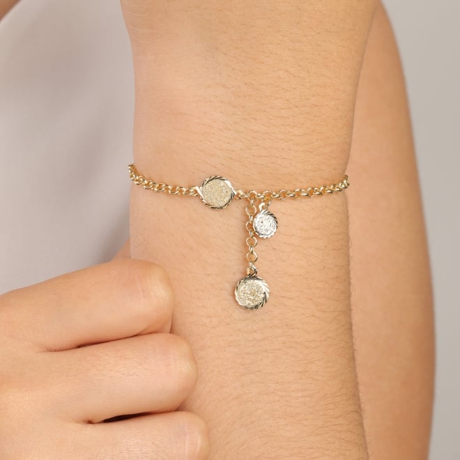 PU-00759 PULSEIRA BANHADA A OURO 18K COM MEDALHAS DE S&Atilde;O BENTO E DETALHES DELICADOS NA CORRENTE